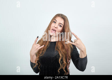 Ragazza dai capelli marrone in abito nero isolato su sfondo bianco mostra emozioni Foto Stock