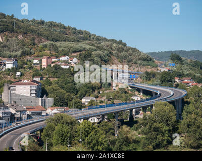 Vista della Vista Hermosa viadotto, accesso principale di Ourense all'autostrada Foto Stock