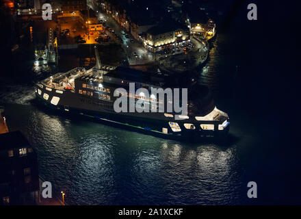 Traghetto WightLink lasciando Portsmouth, visto dall'alto nella Spinnaker Tower Foto Stock