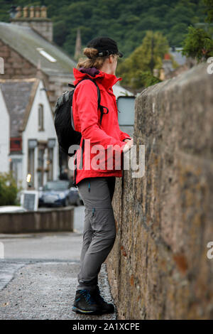 Escursionista femmina guardando a vista. Ballater, Aberdeenshire, Scotland, Regno Unito Foto Stock