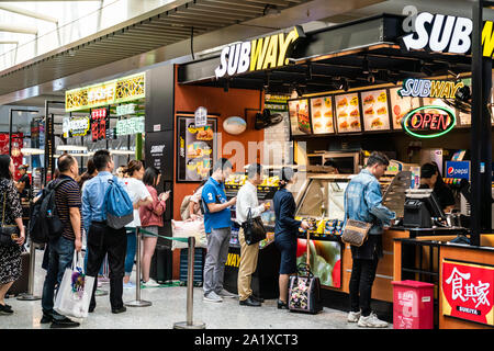 I clienti visitano un americano un ristorante fast food in franchising ristorante della metropolitana di Shanghai Hongqiao stazione ferroviaria. Foto Stock