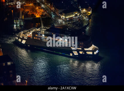 Traghetto WightLink lasciando Portsmouth, visto dall'alto nella Spinnaker Tower Foto Stock