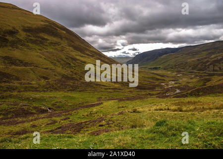 Scottish paesaggio rurale. Braemar, Aberdeenshire, Scotland, Regno Unito. Royal Deeside tra Braemar e Ballater. Cairngorm Mountains. Foto Stock