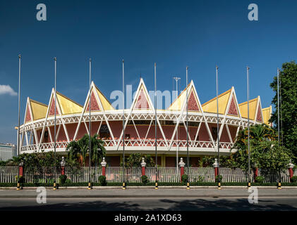 Chaktomuk Conference hall architecture landmark building a Phnom Penh Cambogia città Foto Stock