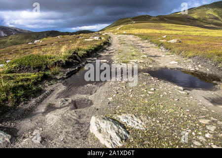 Scottish paesaggio rurale. Braemar, Aberdeenshire, Scotland, Regno Unito. Royal Deeside tra Braemar e Ballater. Cairngorm Mountains. Foto Stock