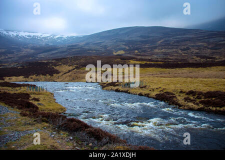 Cairngorms National Park e Clunie acqua in Royal Deeside tra Braemar e Ballater. Aberdeenshire, Scotland, Regno Unito. Foto Stock