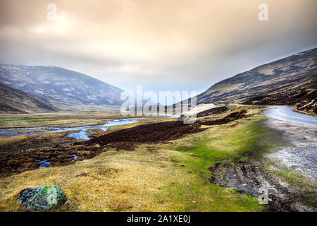 Scottish paesaggio rurale. Braemar, Aberdeenshire, Scotland, Regno Unito. Royal Deeside tra Braemar e Ballater. Cairngorm Mountains. Foto Stock