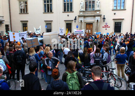 La Folla di poli marciò attraverso strade di Cracovia la città vecchia in una protesta organizzata come parte del clima globale sciopero, Cracovia il settembre 27th, 2019 in Foto Stock