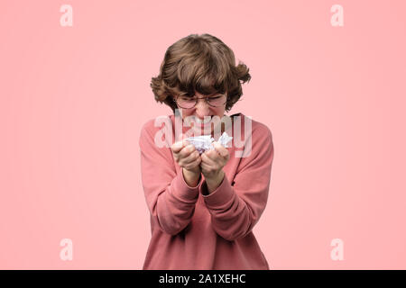 Arrabbiato giovane donna furiosamente strappare la carta in pezzi. Essere arrabbiati di errore o guasto in esame. Studio shot Foto Stock