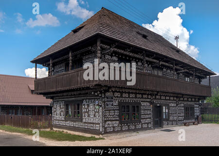 Vecchie case in legno con un dipinto di modello tradizionale. Museo, parte del patrimonio culturale. Foto Stock