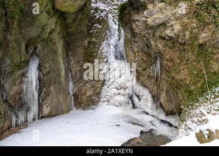 Strutture di ghiaccio, ghiaccioli al Tiefenbach cascata a Bernkastel-Kues sulla Mosella Foto Stock