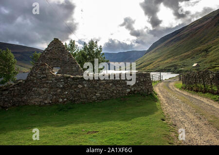 Percorso attorno a Loch Lee e il vecchio cimitero rovine. Angus, Scotland, Regno Unito. Cairngorms National Park. Foto Stock