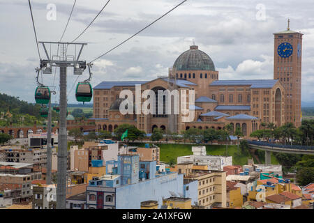 Aparecida, São Paulo, Brasile - 13 Gennaio 2016: Veduta aerea della cattedrale di Nossa Senhora Aparecida Santuario Nazionale e funivie Foto Stock