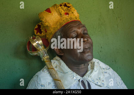 Gonçalves, Minas Gerais, Brasile - 19 Marzo 2016: Afro-Brasiliano uomo in costume, celebrando la baldoria del re durante il carnevale Foto Stock