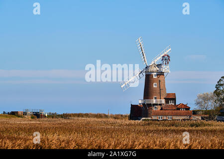 Vista di Cley Windmill e zona circostante vicino Cley accanto il mare su una luminosa e soleggiata giornata autunnale, North Norfolk, Inghilterra, Regno Unito Foto Stock