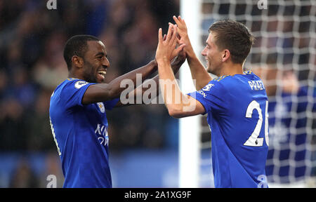 Il Leicester City's Ricardo Pereira (sinistra) e Dennis Praet (destra) celebrare il Newcastle United Paul Dummett rigature un proprio obiettivo durante il match di Premier League al King Power Stadium, Leicester. Foto Stock