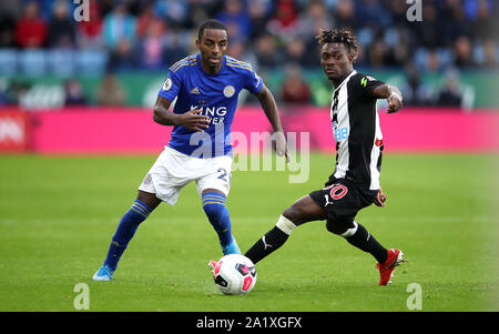 Il Leicester City's Ricardo Pereira (sinistra) e il Newcastle United Christian Atsu (destra) battaglia per la palla durante il match di Premier League al King Power Stadium, Leicester. Foto Stock