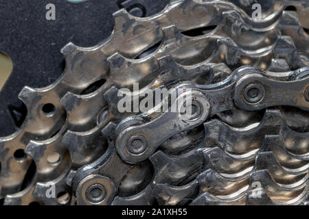 Primo piano particolare di sporco cassetta di bicicletta ingranaggi e catena collegamenti coperti con sporcizia, olio e detriti. Concetto di escursioni in bicicletta la manutenzione e la riparazione Foto Stock