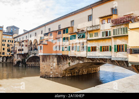 Ponte Vecchio, il ponte più antico di Firenze sulla riva del fiume Arno a Firenze, Italia Foto Stock