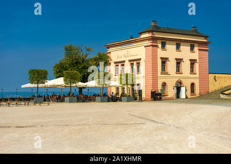 Koblenz, Renania-Palatinato / Germania - 08.28.2017: Ristorante (Obere Terrassenbatterie) presso la fortezza Ehrenbreitstein a Coblenza. Foto Stock