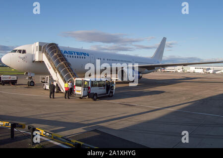 Glasgow, Regno Unito. Il 28 settembre 2019. Nella foto: Boeing orientale 767-300 l'asfalto subito dopo lo sbarco. In seguito la ricaduta immediata dal crollo di tour operator Thomas Cook, funzionamento sul Cervino è ancora in pieno svolgimento a Glasgow Airport. La messa a terra e sequestrato Thomas Cook aeromobili è stato spostato in una parte più tranquilla dell'aerodromo per rendere possibile la vasta flotta di corpo necessario per il funzionamento del Cervino. Colin Fisher/CDFIMAGES.COM Foto Stock