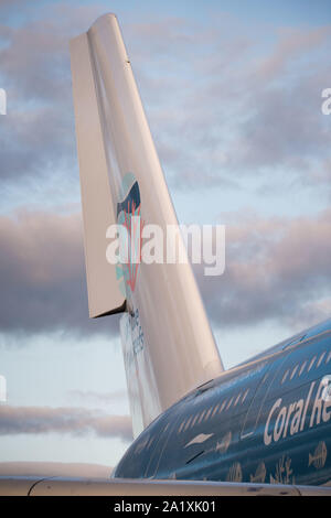 Glasgow, Regno Unito. Il 28 settembre 2019. Nella foto: Hi Fly Super Jumbo Airbus A380-800 visto su asfalto in attesa di rifornimento prima di andare a prelevare più passeggeri a filamento. In seguito la ricaduta immediata dal crollo di tour operator Thomas Cook, funzionamento sul Cervino è ancora in pieno svolgimento a Glasgow Airport. La messa a terra e sequestrato Thomas Cook aeromobili è stato spostato in una parte più tranquilla dell'aerodromo per rendere possibile la vasta flotta di corpo necessario per il funzionamento del Cervino. Colin Fisher/CDFIMAGES.COM Foto Stock