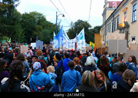 La Folla di poli marciò attraverso strade di Cracovia la città vecchia in una protesta organizzata come parte del clima globale sciopero, Cracovia il settembre 27th, 2019 in Foto Stock