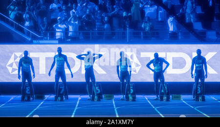 Lights out prima di iniziare gli uomini 100m finale durante il giorno due del XVII IAAF mondiale di atletica Doha 2019 Al Khalifa International Stadium. Foto Stock