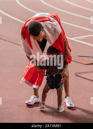 Andre De Grasse del Sud Africa con sua figlia "Wuri' dopo la concorrenza negli uomini 100m finale durante il giorno due del XVII IAAF mondiale di atletica Doha 2019 Al Khalifa International Stadium. Foto Stock