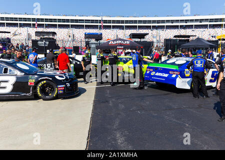 Charlotte, NC, Stati Uniti d'America. 29Sep, 2019. squadre attendere per completare le ispezioni prima della Bank of America Roval 400 a Charlotte Motor Speedway di Charlotte, NC. (Scott Kinser/Cal Sport Media) Credito: csm/Alamy Live News Foto Stock