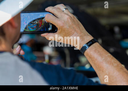 Charlotte, NC, Stati Uniti d'America. 29Sep, 2019. Tifosi guardare il processo di ispezione prima della Bank of America Roval 400 a Charlotte Motor Speedway di Charlotte, NC. (Scott Kinser/Cal Sport Media) Credito: csm/Alamy Live News Foto Stock