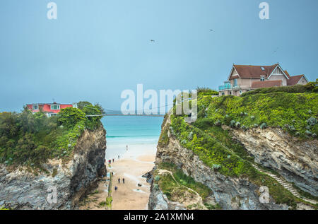 La Casa del mare è una proprietà a cui si accede attraverso un ponte di sospensione su Towan Beach a Newquay in Cornovaglia, Inghilterra, Regno Unito. Foto Stock