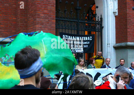 La Folla di poli marciò attraverso strade di Cracovia la città vecchia in una protesta organizzata come parte del clima globale sciopero, Cracovia il settembre 27th, 2019 in Foto Stock