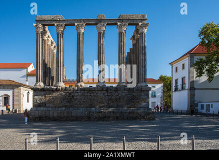 Vista del Tempio di Diana nella città di Evora nell'Alentejo in portogallo Foto Stock