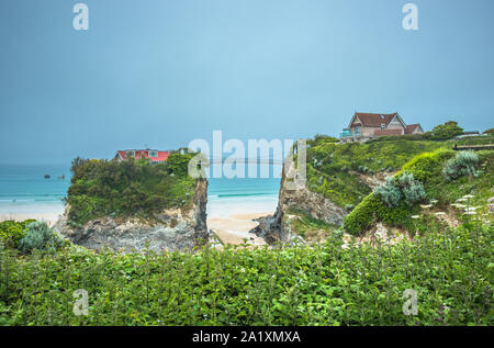 La Casa del mare è una proprietà a cui si accede attraverso un ponte di sospensione su Towan Beach a Newquay in Cornovaglia, Inghilterra, Regno Unito. Foto Stock