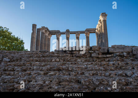 Vista del Tempio di Diana nella città di Evora nell'Alentejo in portogallo Foto Stock