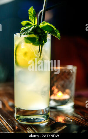 Freschi cocktail mojito con calce, rosmarino, menta e ghiaccio nel vasetto in vetro. Estate bevanda fredda e cocktail Foto Stock