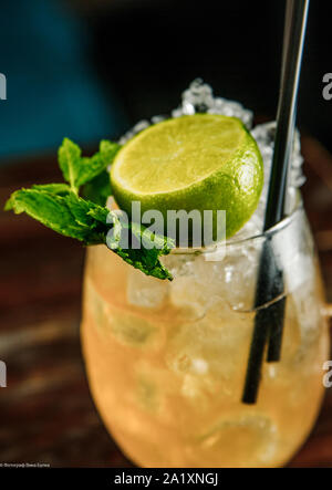 Freschi cocktail mojito con calce, rosmarino, menta e ghiaccio nel vasetto in vetro. Estate bevanda fredda e cocktail Foto Stock