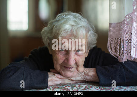 Closeup ritratto di un vecchio grigio-donna dai capelli. Foto Stock