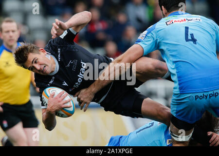 Newcastle, Regno Unito. Xv Sep, 2019. NEWCASTLE UPON TYNE, Inghilterra settembre 29th Toby Flood di Newcastle Falcons è affrontato durante il processo RFU Championship Cup match tra Newcastle Falcons e Doncaster Cavalieri a Kingston Park, Newcastle domenica 29 settembre 2019. (Credit: Chris Lishman | MI News) Credito: MI News & Sport /Alamy Live News Foto Stock