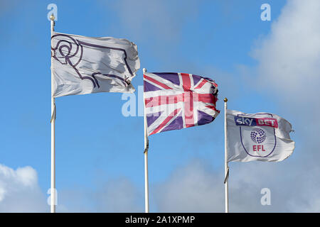 Il 28 settembre 2019, Pride Park Stadium, Derby, Inghilterra; Sky scommessa campionato, Derby County v Birmingham City : Ram, Union Jack e Sky scommessa EFL bandiere sventolano al vento Credito: Jon Hobley/news immagini Foto Stock