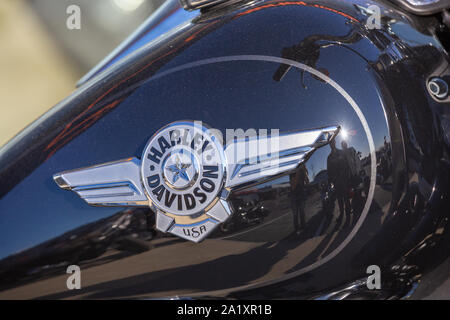 Beaulieu, Francia - 27 Febbraio 2019: primo piano sul serbatoio del combustibile della moderna Harley Davidson Foto Stock