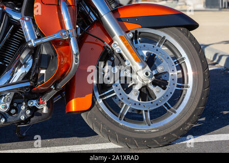 Beaulieu, Francia - 27 Febbraio 2019: frammento di moderni Harley Davidson in strada Foto Stock