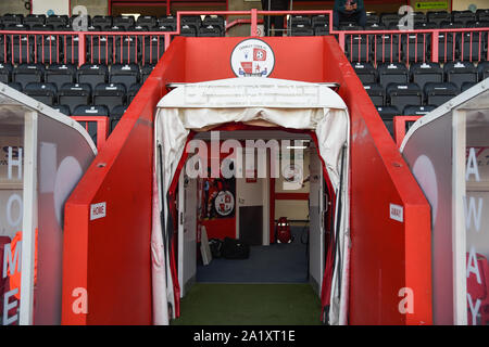 Xvii Settembre 2019, Broadfield Stadium, Crawley, Inghilterra; Skybet league 2 Football, Crawley Town vs Plymouth Argile : i giocatori di credito Tunnel: Phil Westlake/News immagini English Football League immagini sono soggette a licenza DataCo Foto Stock