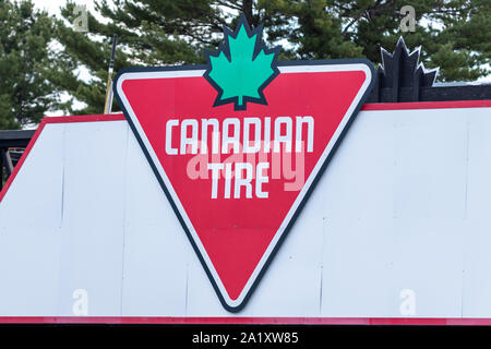 Logo Canadian Tire sul ponte sopra la pista da corsa al Canadian Tire Motorsport Park. Foto Stock