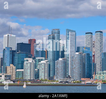 Vista da Toronto Islands del distretto finanziario di Toronto Ontario in Canada con i suoi molti banca e istituto finanziario torri. Foto Stock