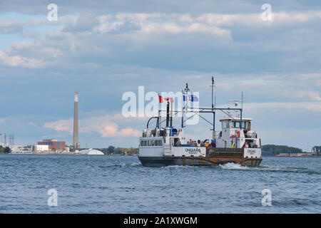 Toronto Islands ferry Ongiara capi torna alla terraferma Toronto waterfront terminale con un carico di passeggeri. Foto Stock