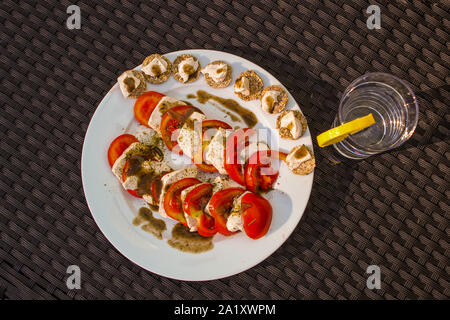 Insalata Mozerella con acqua servita all'aperto Foto Stock