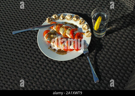 Insalata Mozerella con acqua servita all'aperto Foto Stock