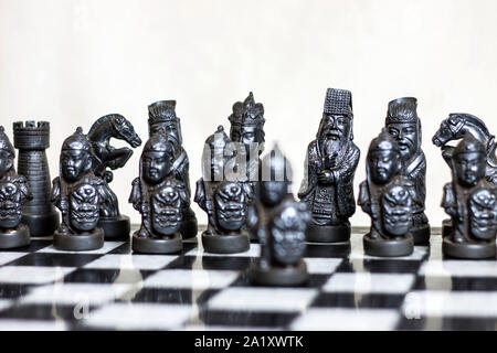 Partita scacchi a personaggi viventi. Leadership e il concetto di concorrenza. Foto Stock